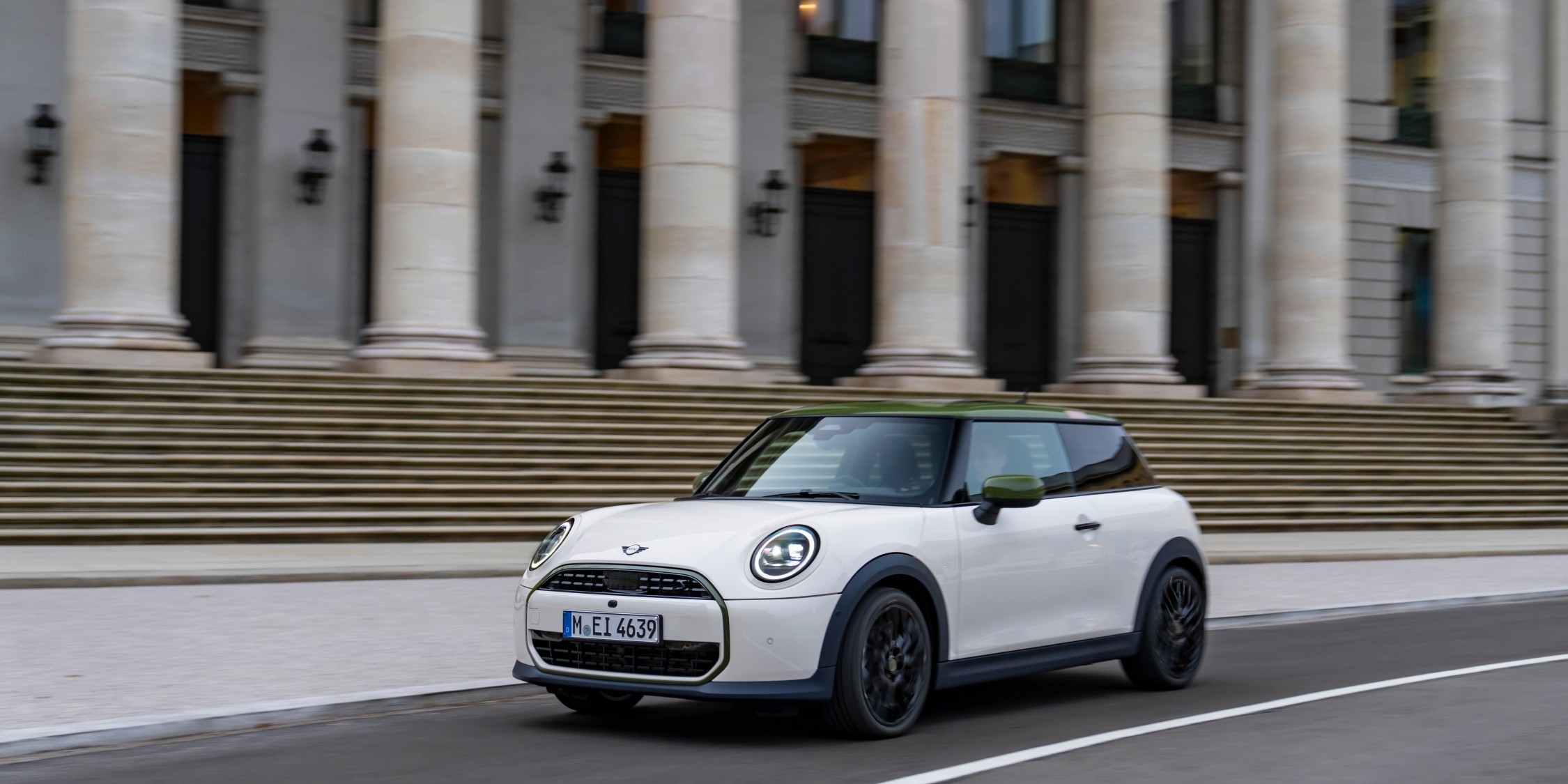 MINI Cooper S Paul Smith Edition em Inspired White a circular na estrada.